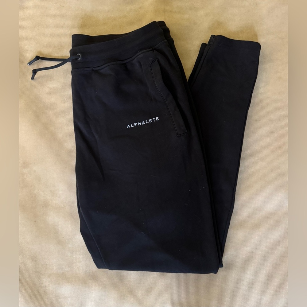 Alphalete Men’s joggers Black, Size Large